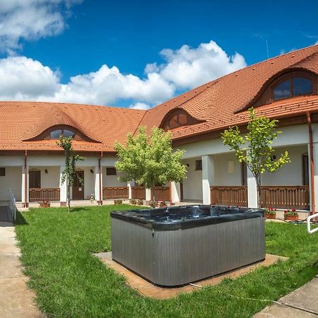 Szabolcs Vezér Panzió Bed and Breakfast Exterior foto