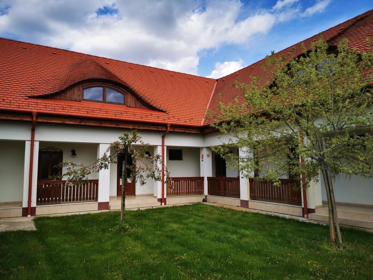 Szabolcs Vezér Panzió Bed and Breakfast Exterior foto
