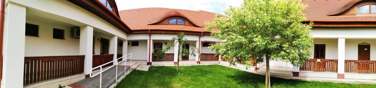 Szabolcs Vezér Panzió Bed and Breakfast Exterior foto