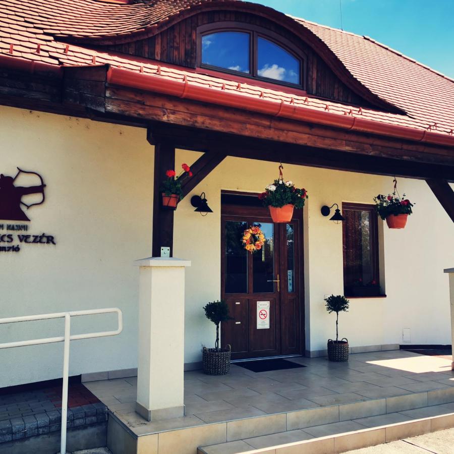 Szabolcs Vezér Panzió Bed and Breakfast Exterior foto