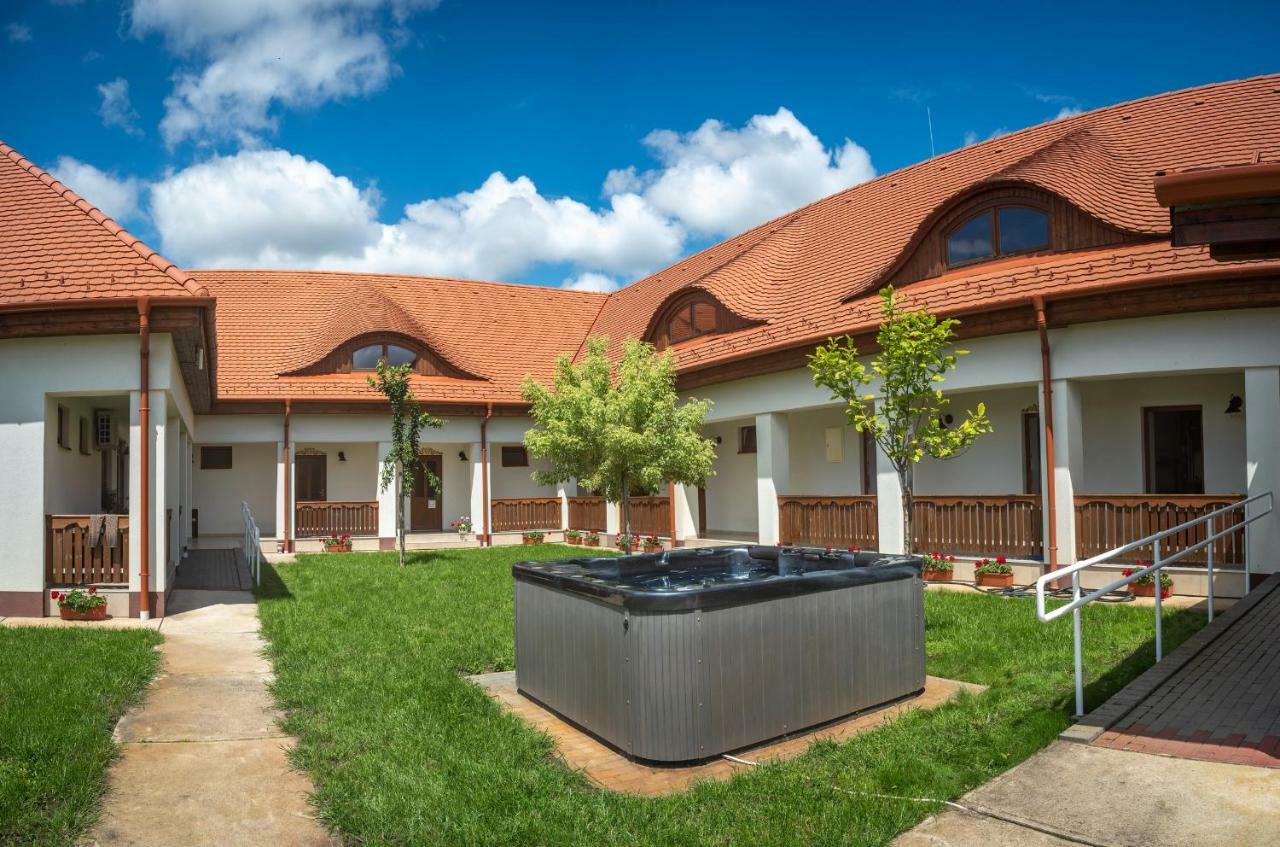 Szabolcs Vezér Panzió Bed and Breakfast Exterior foto