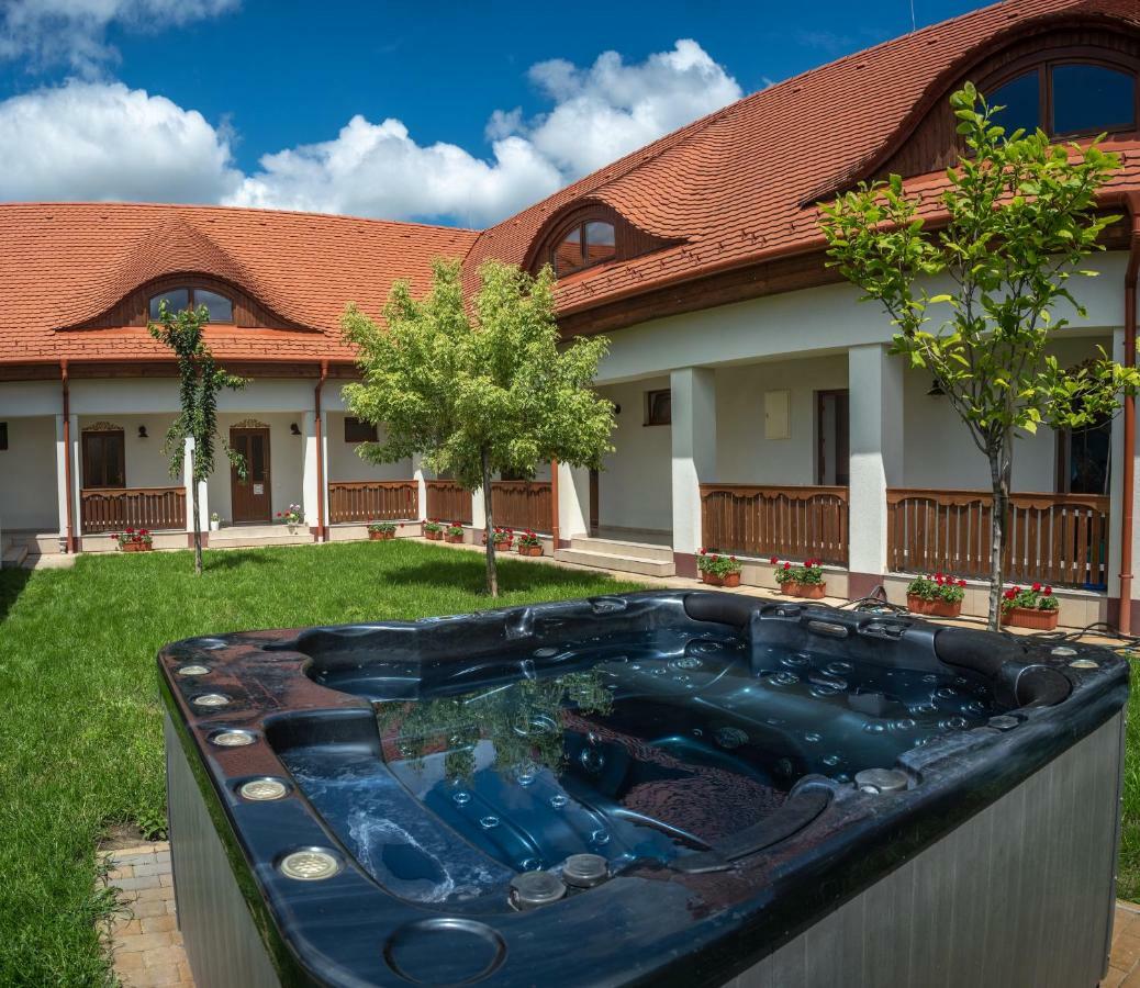 Szabolcs Vezér Panzió Bed and Breakfast Exterior foto